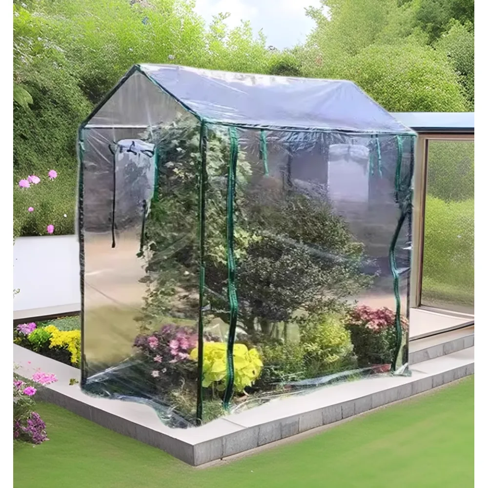 La serre installée au jardin, plants protégés à l'intérieur